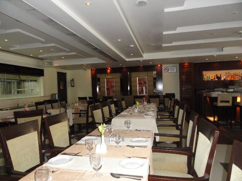 Hotel Western Court Chandīgarh Buitenkant foto