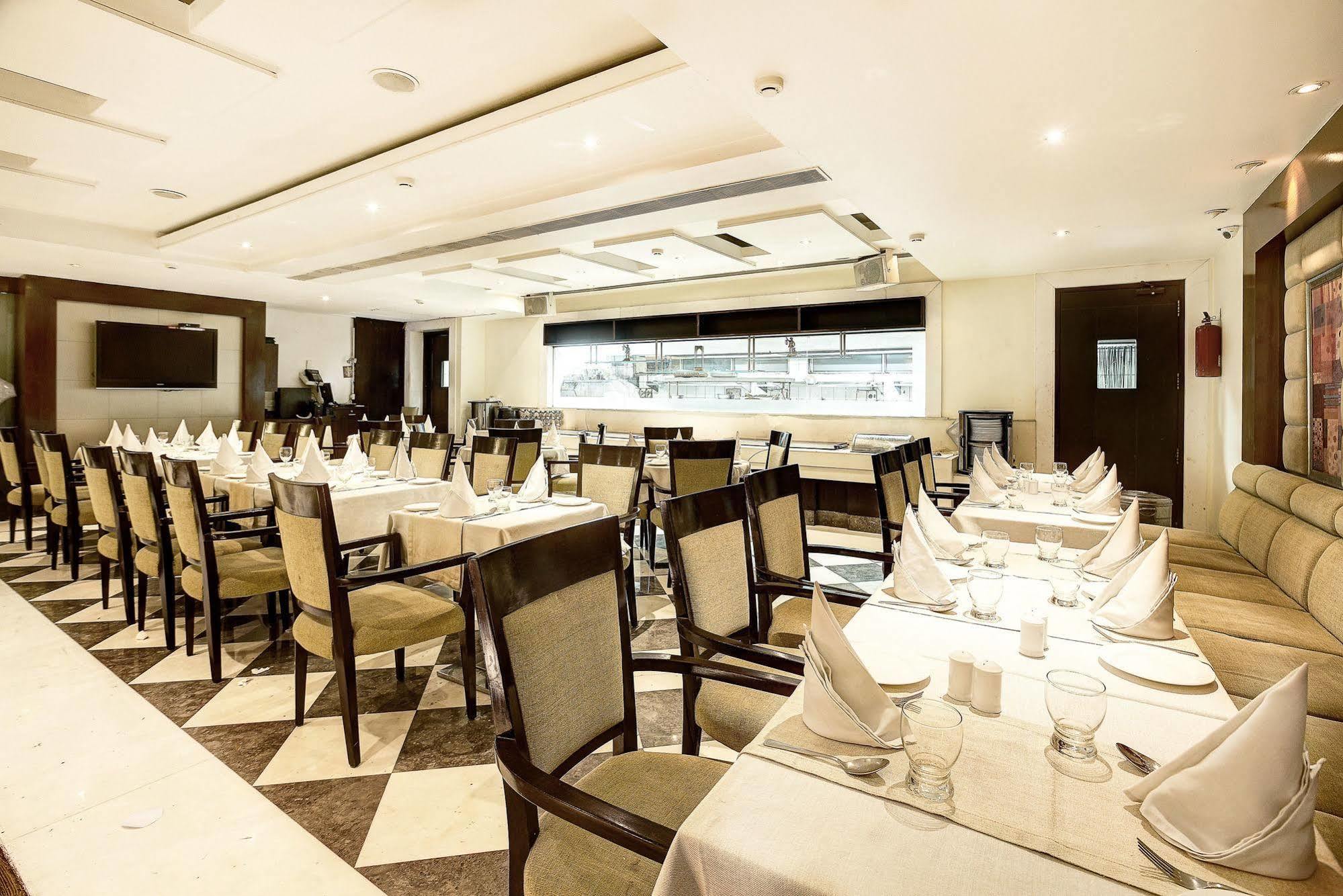 Hotel Western Court Chandīgarh Buitenkant foto