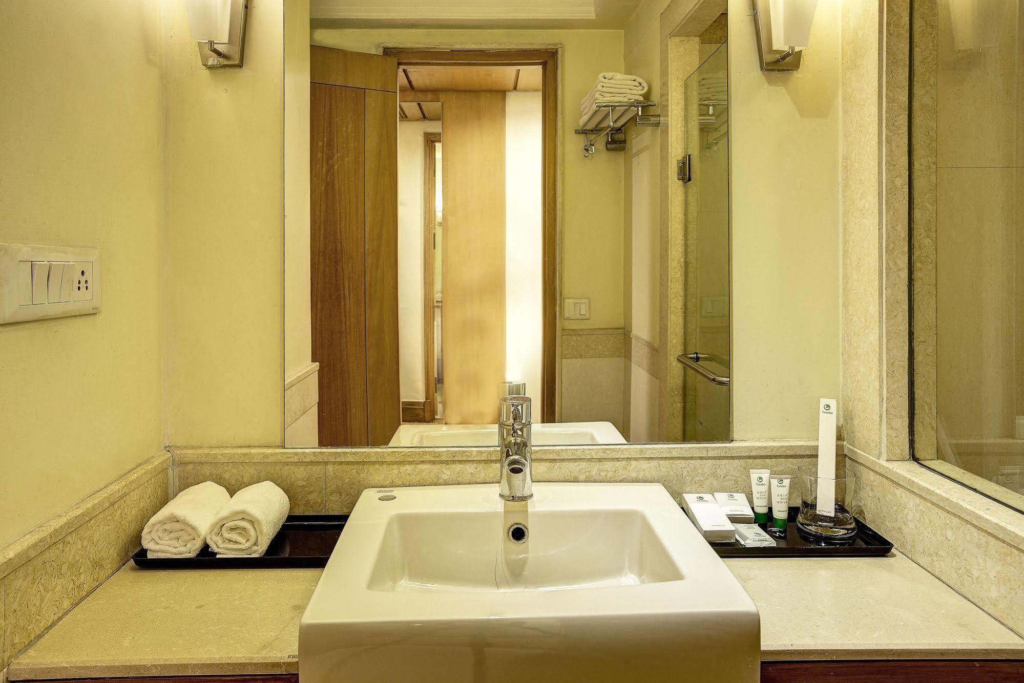 Hotel Western Court Chandīgarh Buitenkant foto