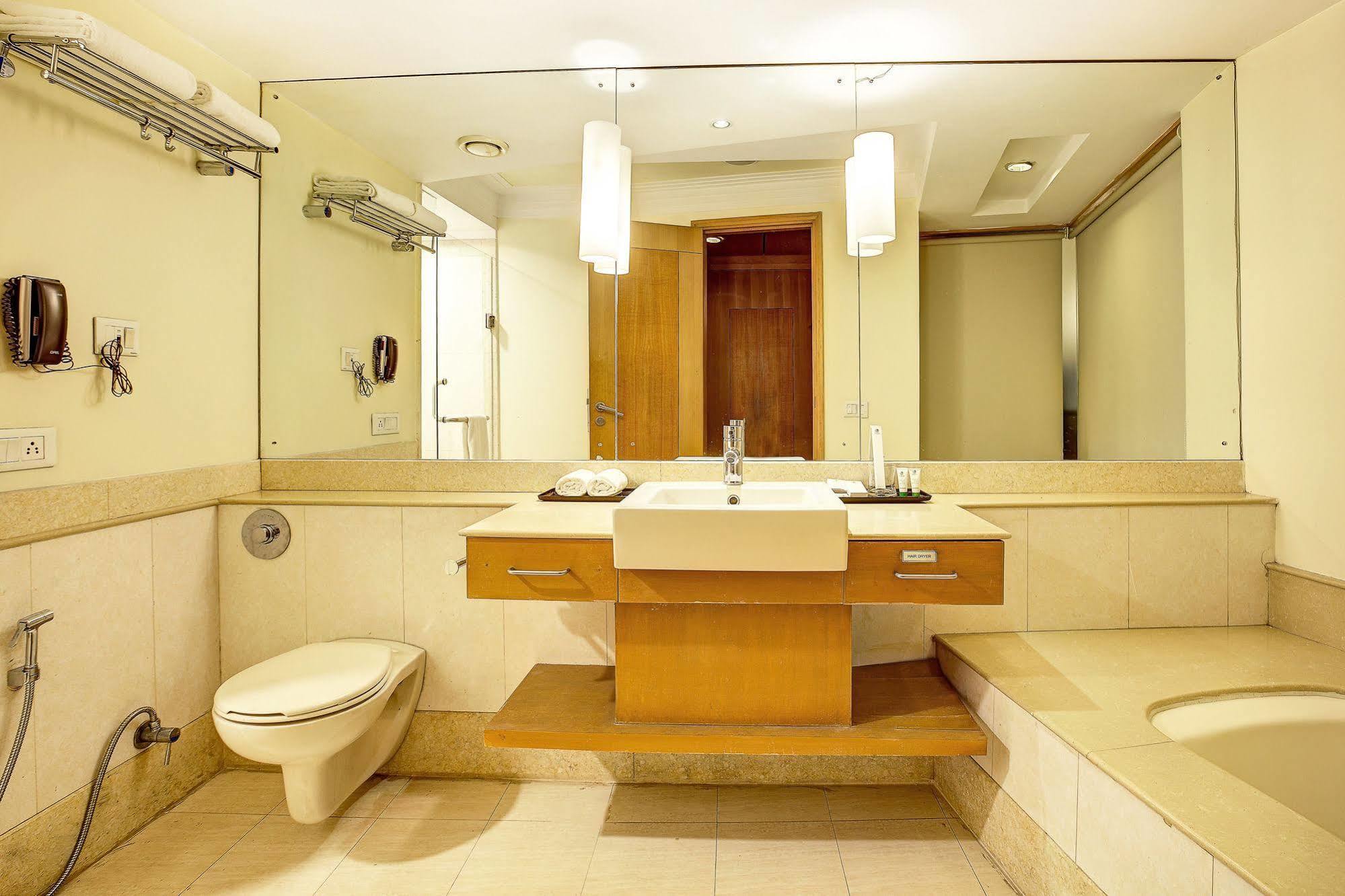 Hotel Western Court Chandīgarh Buitenkant foto