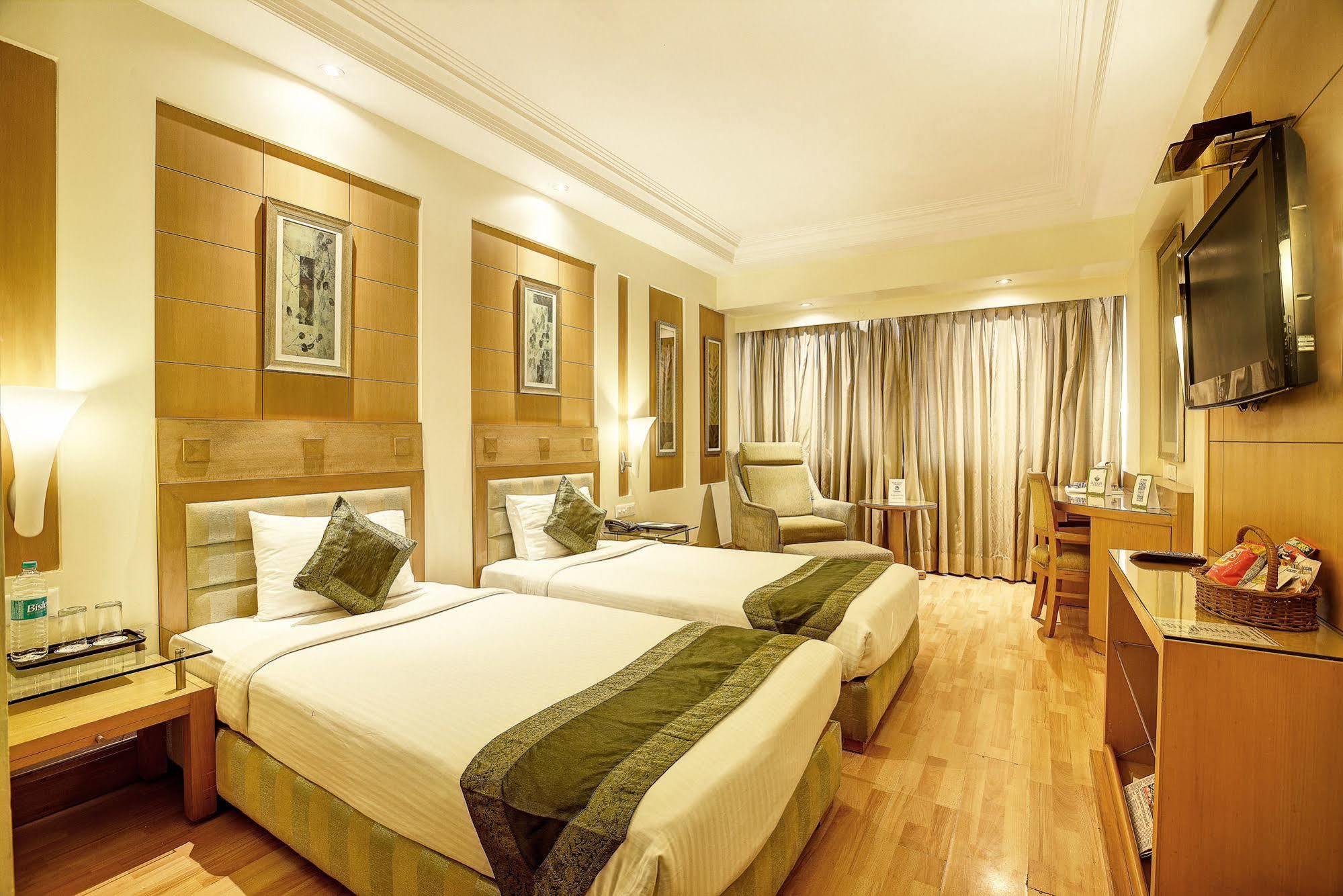 Hotel Western Court Chandīgarh Buitenkant foto
