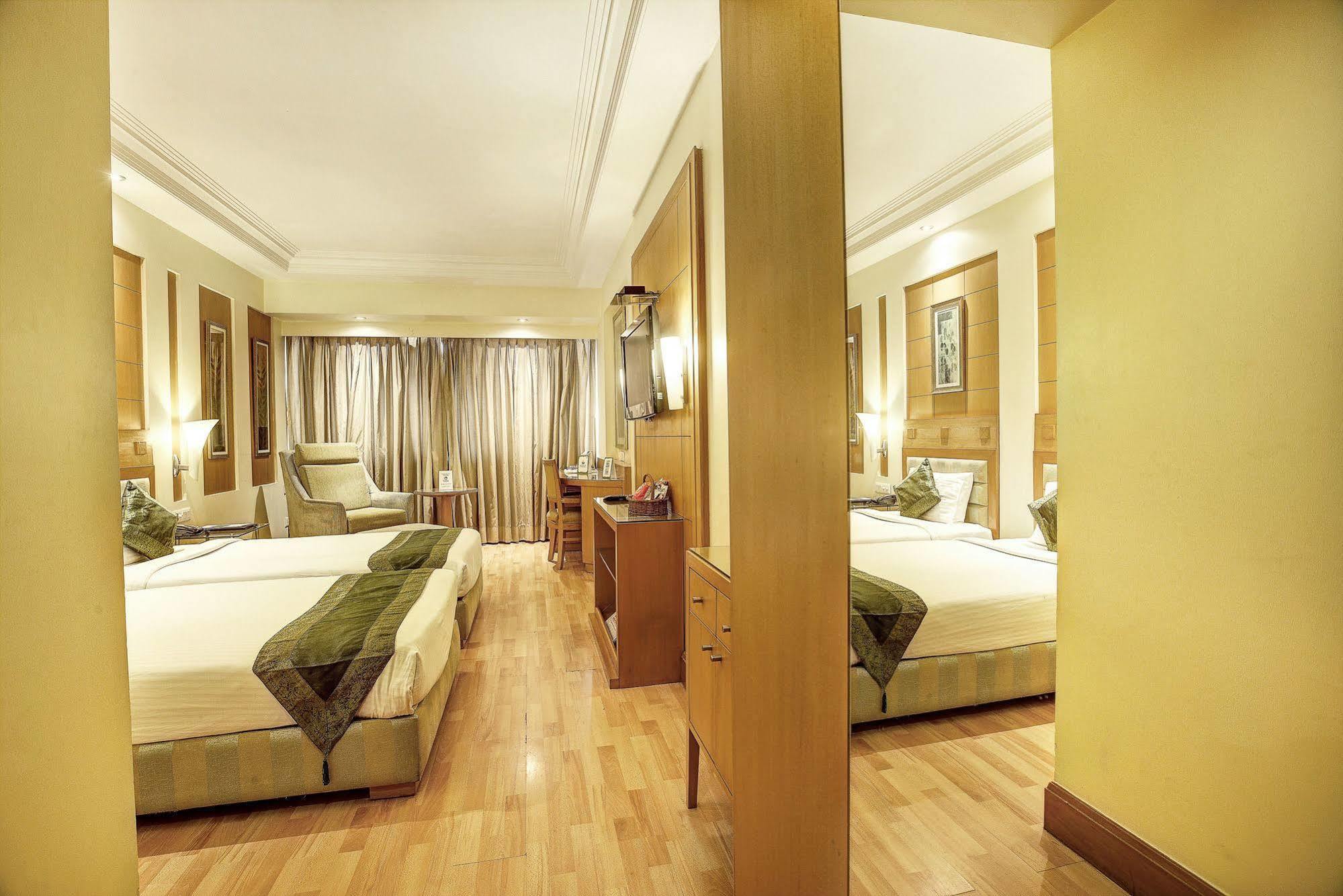 Hotel Western Court Chandīgarh Buitenkant foto
