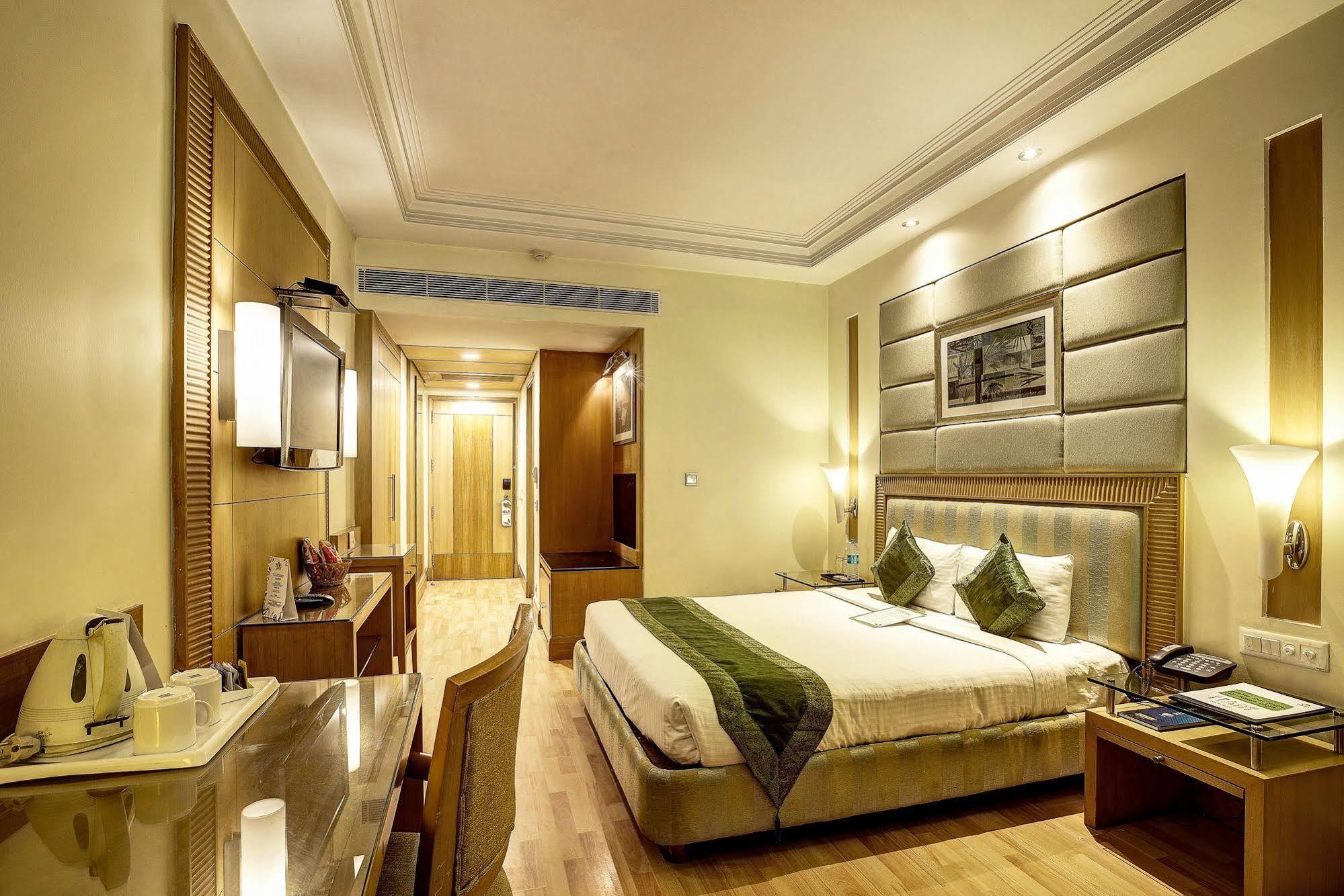 Hotel Western Court Chandīgarh Buitenkant foto