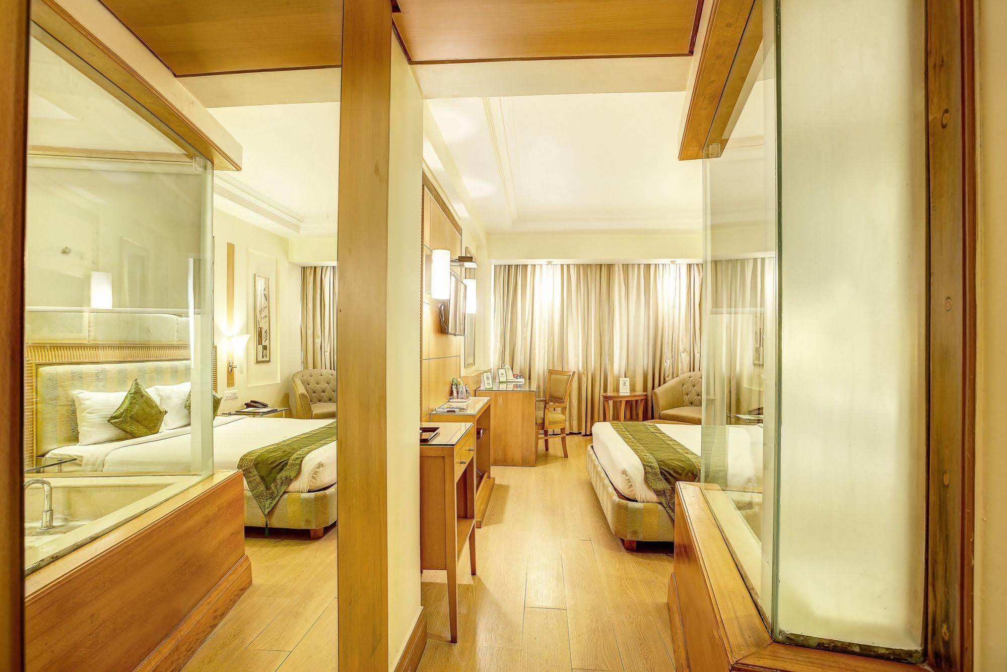 Hotel Western Court Chandīgarh Buitenkant foto