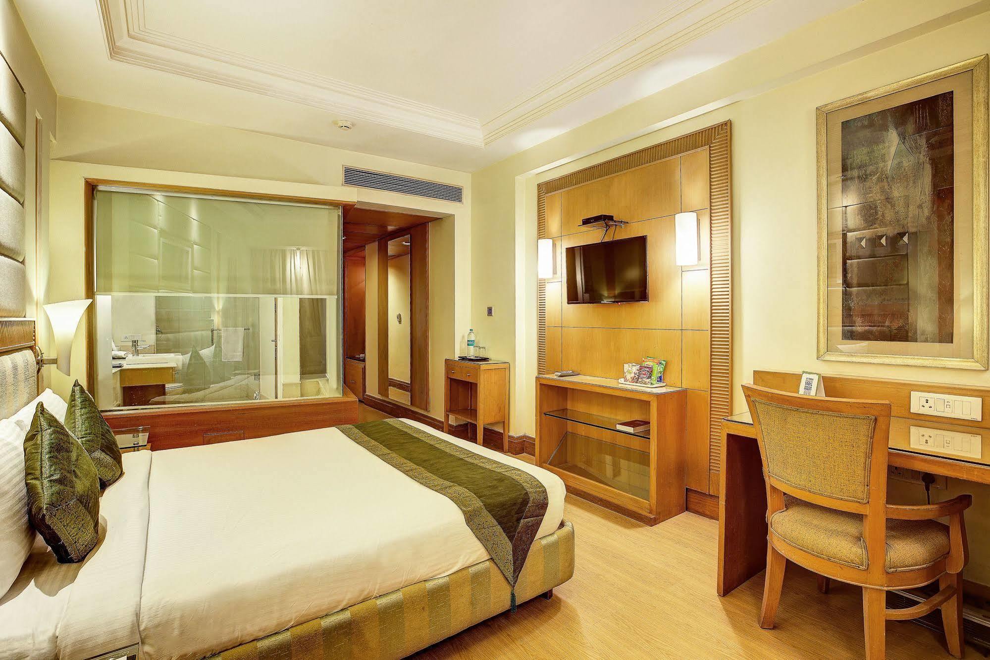 Hotel Western Court Chandīgarh Buitenkant foto