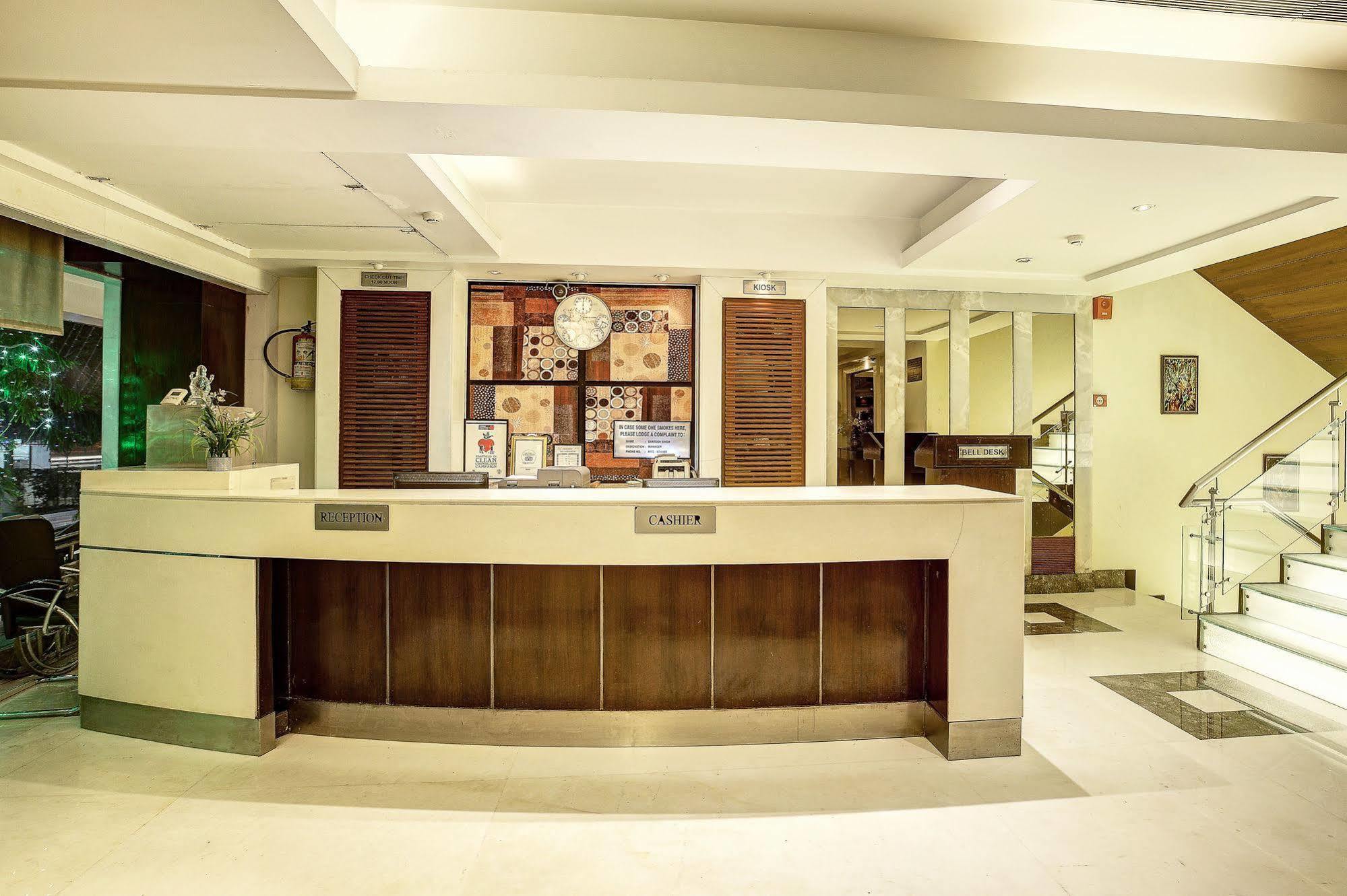 Hotel Western Court Chandīgarh Buitenkant foto