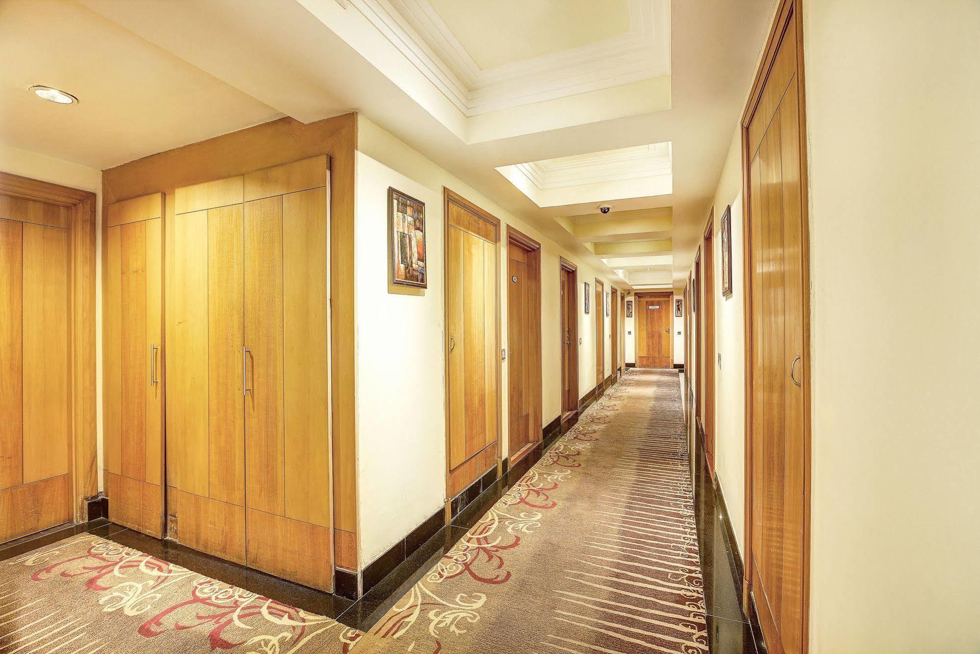Hotel Western Court Chandīgarh Buitenkant foto
