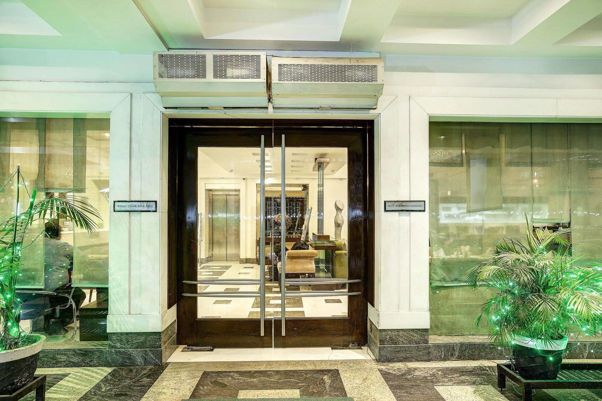 Hotel Western Court Chandīgarh Buitenkant foto