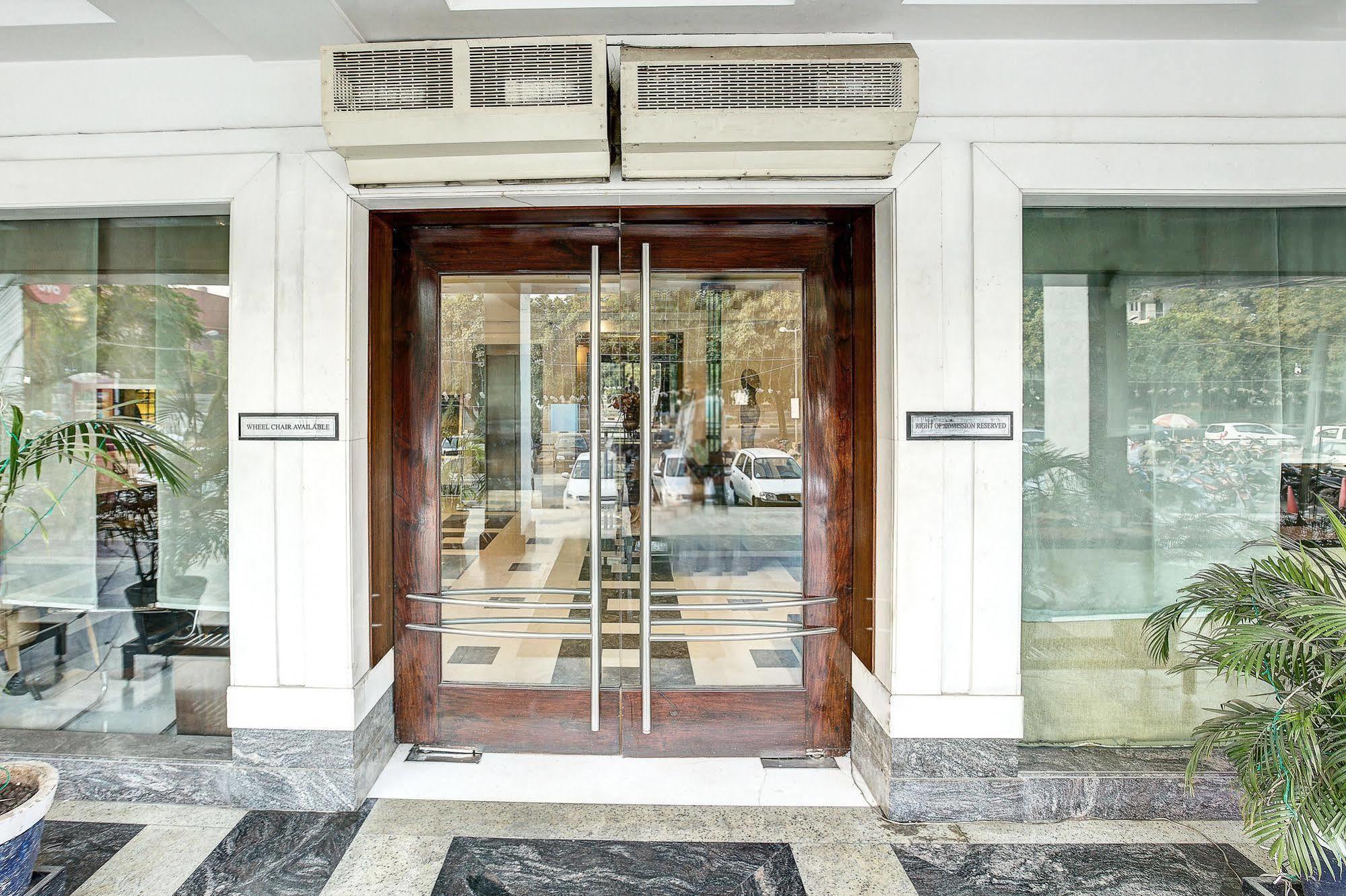 Hotel Western Court Chandīgarh Buitenkant foto